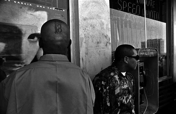 18th Street gang members, Los Angeles, US. Copyright © Donna De Cesare.Pandilleros de la Dieciocho, Los Ángeles, Estados Unidos. Derechos reservados || Donna De Cesare.