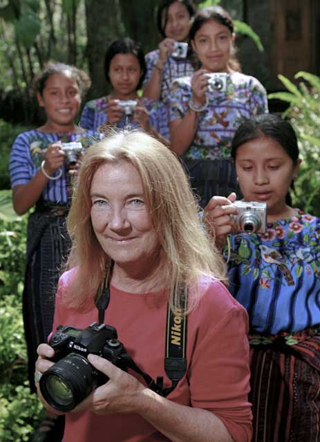 Fotokids founder Nancy McGirr with a group of budding artists.  Courtesy of Fotokids. Nancy McGirr, fundadora de Fotokids, con un grupo de artistas principiantes. Cortesía de Fotokids.