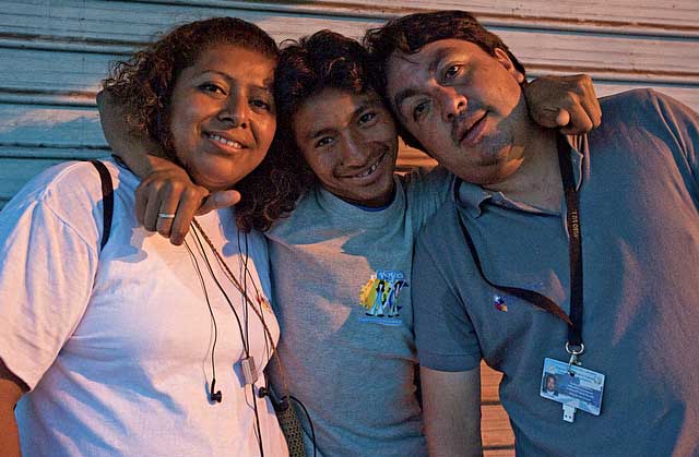 Elubia Velasquez (left) and Gustavo Cifuentes (right) visit homeless addicts in Guatemala's zone one as part of their street outreach for the Alliance for the Crime Prevention (APREDE) Copyright © Donna DeCesare, 2009Elubia Velásquez (izquierda) y Gustavo Cifuentes (derecha) visitan adictos sin hogar en la zona 1 de Guatemala como parte de su trabajo social en las calles para la Asociación de Prevención del Delito (APREDE). © Donna DeCesare, 2009