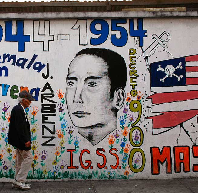 Mural depicting Guatemalan President Arbenz and symbolizing the reign of military terror following the CIA backed coup in 1954, Collaborative art by HIJOS, Zone 1, Guatemala City, Guatemala. Copyright © Donna De Cesare. Mural ilustrando a Arbenz y el reino del terror militar después del golpe de estado patrocinado por la CIA en 1954, Arte colaborativa de HIJOS,  Ciudad de Guatemala, Zona 1, Guatemala. Derechos reservados || Donna De Cesare