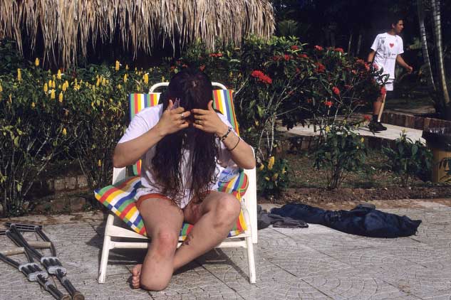 17-year-old Carolina stepped on a landmine and lost her leg when she was 16. She joined the FARC guerrillas in Colombia when she was 13. Copyright © Donna DeCesare, 2004Carolina, de 17 años, pisó una mina terrestre u perdió su pierna cuando tenía 16 años. Se unió a la guerrilla de las FARC en Colombia cuando tenía 13 años. Copyright © Donna DeCesare, 2004