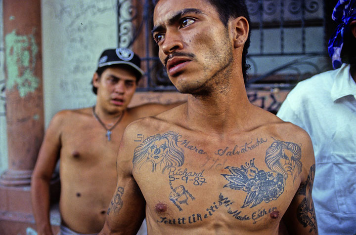 "Crazy Face" was a kid when he joined the Mara Salvatrucha gang in Los Angeles, later he was deported back to El Salvador, a country he barely remembered. Copyright © Donna De Cesare."Cara Loca" era muy joven cuando se integró a la pandilla Mara Salvatrucha en Los Ángeles, luego lo deportaron a El Salvador, un país del que apenas se acordaba.  Derechos reservados || Donna De Cesare.