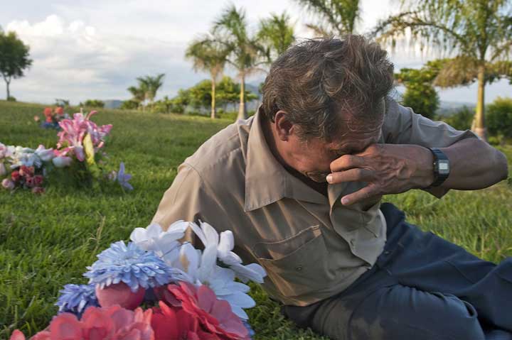 Gangs in San Salvador killed Don Rigoberto’s son. A year after his son's murder he remains inconsolable. Copyright © Donna DeCesare, 2009 Pandillas en San Salvador mataron al hijo de Don Rigoberto. Un año después del asesinato de su hijo aún permanece inconsolable. Copyright © Donna DeCesare, 2009