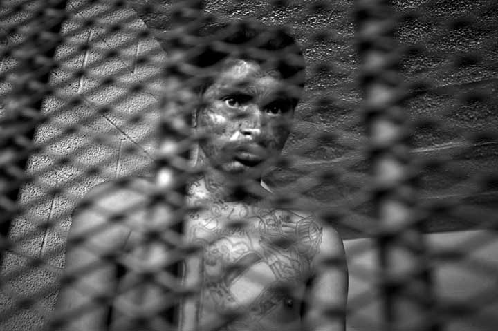 18th Street gang member in a punishment cell. Copyright © Donna DeCesare, 2009 Miembro de la pandilla Calle 18 en una celda de castigo. © Donna DeCesare, 2009