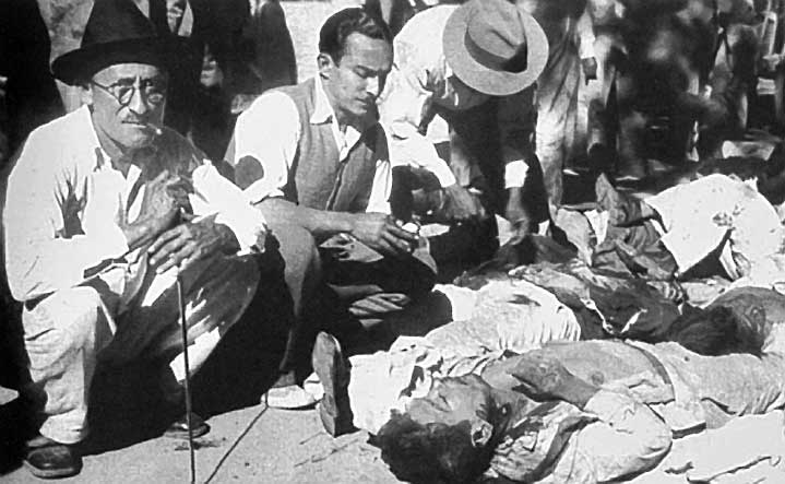 The Dead, during the peasant insurrection, Sonsonate, El Salvador. 1932. Photograph courtesy of Equipo Maíz.Muertos, durante la insurrección campesina. Sonsonate, El Salvador 1932. Fotografía cortesía de Equipo Maíz.
