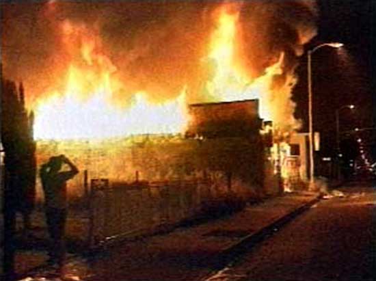 Fires during the L.A. RiotsIncendios que ocurren durante los disturbios de L.A.