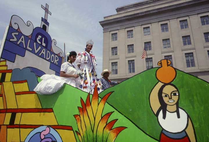 Floats painted by youth from the Latin American Youth Center at the Latino festival in Washington DC in 1991. Copyright © Donna DeCesareCarros alegóricos pintados por jóvenes del Centro de Jóvenes Latinoamericanos en el festival Latino en Washington DC en 1991. © Donna DeCesare