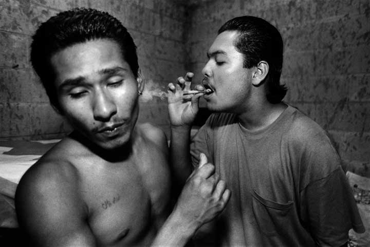Two MS gang members smoking marijuana laced with crack cocaine. Copyright © Donna DeCesareDos pandilleros de la Mara Salvatrucha fuman la marihuana mezclada con crack. © Donna DeCesare