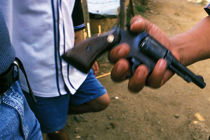 Small arms are easily obtained in the communas where gangs and illegal armed groups vie for conrol.  Copyright © Donna DeCesare, 2001Armas pequeñas son obtenidas con facilidad en las comunas donde pandilleros y grupos armados ilegales se disputan el control. © Donna DeCesare, 2001