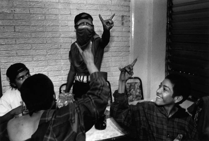 Deportees from the US with new gang recruits from marginal barrios of San Salvador. Copyright © Donna DeCesare, 1994Deportados de Estados Unidos con nuevos reclutas pandilleros de los barrios marginados de San Salvador. © Donna DeCesare, 1994
