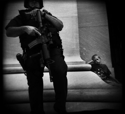 A New York City police officer patrols the New York Stock Exchange grounds in response to the heightened terror attack warnings. Copyright  © Marvi Lacar/Getty.Un policía de la Ciudad de Nueva York vigila la zona del New York Stock Exchange Bolsa de Valores de Nueva York como respuesta a las amenazas de terror que han incrementado. Copyright © Marvi Lacar/Getty