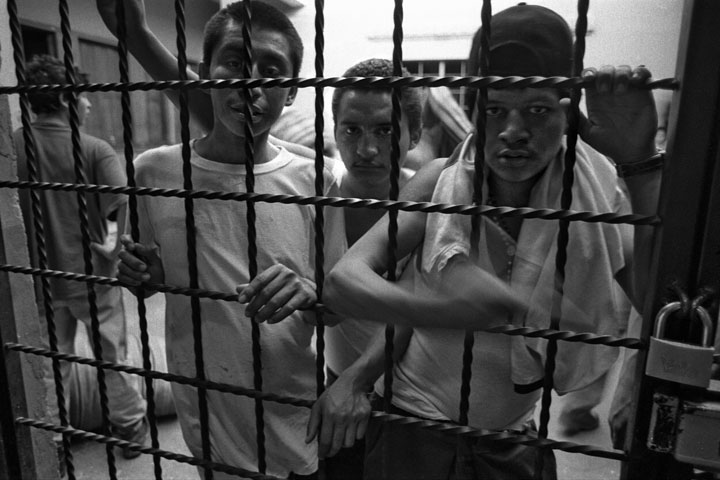 Juvenile detention centers and prisons are filling with tattooed youths, Guatemala City, Guatemala. Copyright © Donna De CesareCentros de detención juveniles y prisiones se llenan de jóvenes con tatuajes, Ciuadad de Guatemala, Guatemala. Derechos reservados || Donna De Cesare