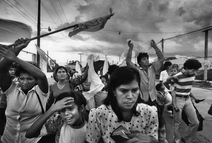 Salvadoran civilians flee government bombing, San Salvador, El Salvador, 1989. Copyright © Donna De Cesare. Ciudadanos civiles salvadoreños huyen de los bombazos del gobierno, San Salvador, El Salvador, 1989. Derechos reservados || Donna De Cesare.