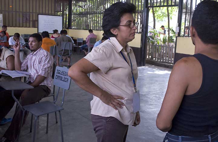 A social worker with the Prison Ministry of the Catholic Church visits the prison school to talk with teachers and pupils who are having difficulties. Copyright © Donna DeCesare, 2009Un trabajador social con la Pastoral Penetenciaria de la Iglesia Católica visita la escuela penitenciaria para hablar con profesores y pupilos que están teniendo dificultades. © Donna DeCesare, 2009