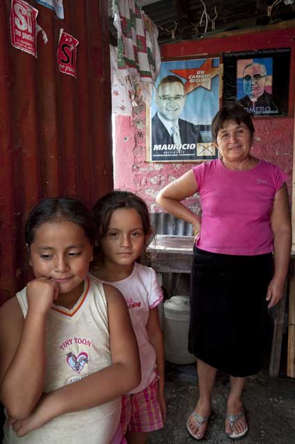 In historic elections Salvadorans vote for the first FMLN president Maurico Funes. They hope that his government can restore community trust as well as alleviating poverty and reducing crime. Copyright © 2009 Donna DeCesareEn las históricas elecciones de voto de salvadoreños para el primer presidente del FMLN, Maurico Funes. Tienen la esperanza de que su gobierno puede restablecer la confianza de la comunidad, así como el alivio de la pobreza y reducir el delito. © 2009 Donna DeCesare